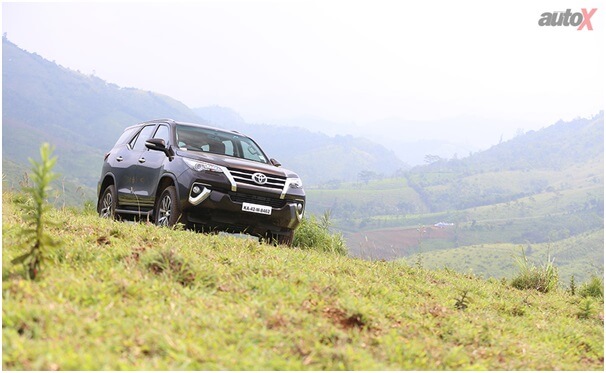 Toyota Fortuner vs Mahindra Alturas G4: Detailed specification comparison